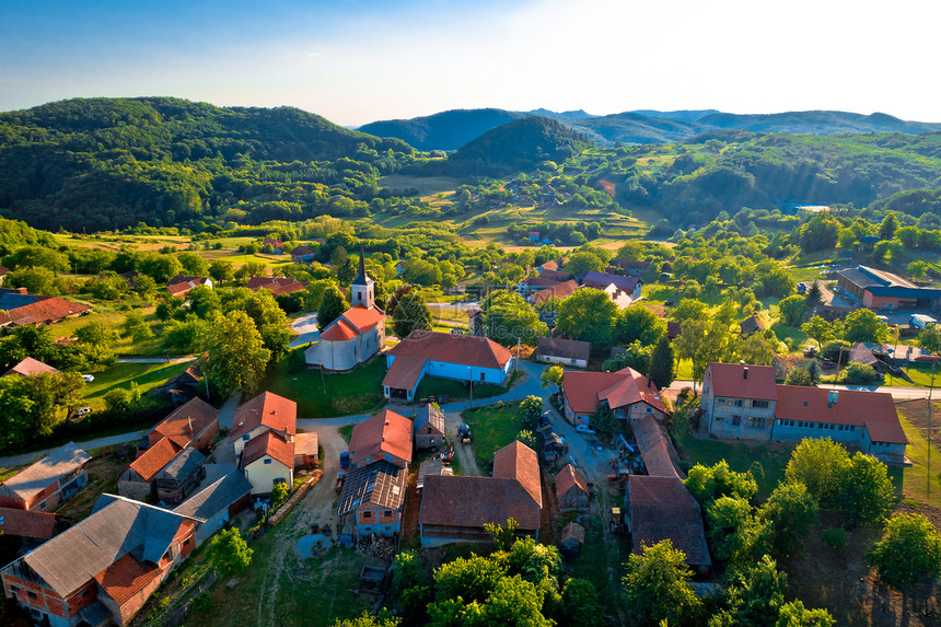 Apatovec日落空中观察山村croati的Prgoje地区Kalnik山图片