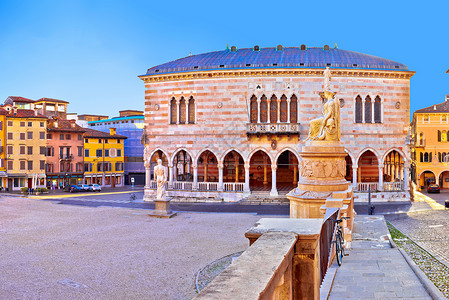 弗留利乌丁地标视图中的自由广场意大利的frulivenzagul地区背景