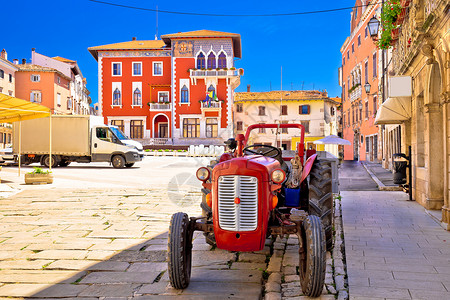Vodnja镇多彩广场和老式拖拉机风景Croati区图片