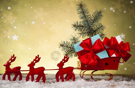 礼品盒背景上的圣诞雪橇圣诞礼物盒背景上的圣诞老人雪橇图片