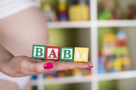 木制玩具立方体宝贝木制玩具立方体有字母宝贝怀孕概念图片