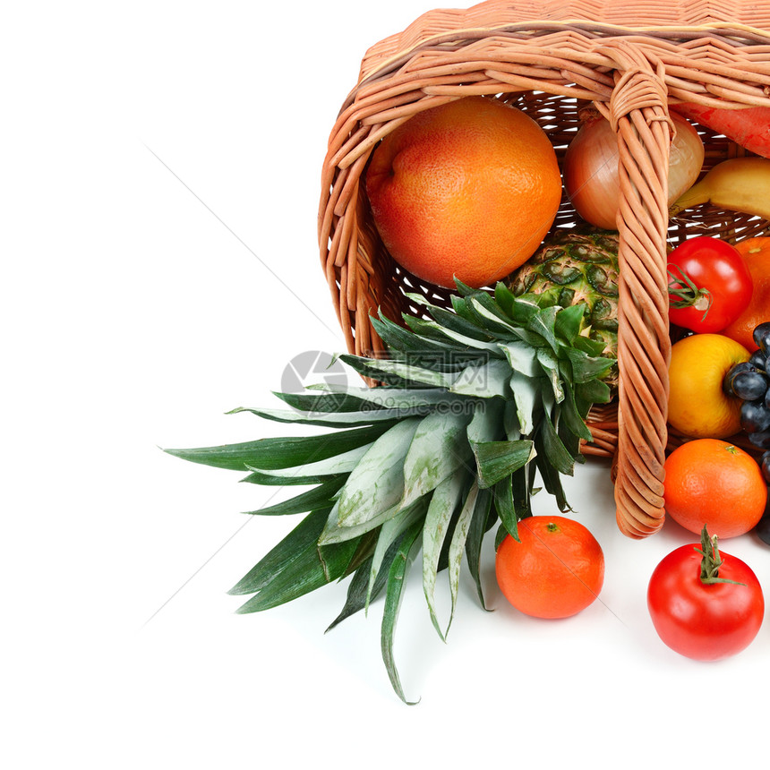 蔬菜和水果放在一篮子中孤立在白色背景上健康的食物免费文字空间图片