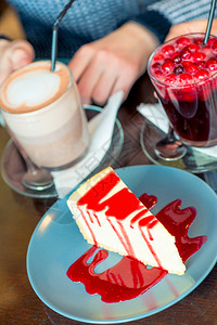 草莓芝士蛋糕和热饮图片
