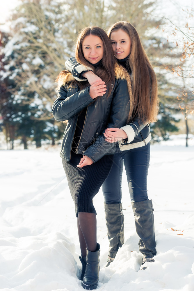 在雪中拥抱的女朋友们图片