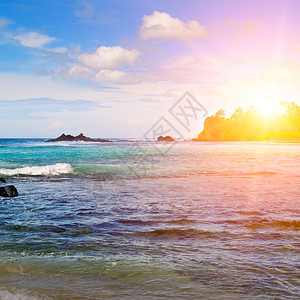 海景与岩石岛和日出海滩图片