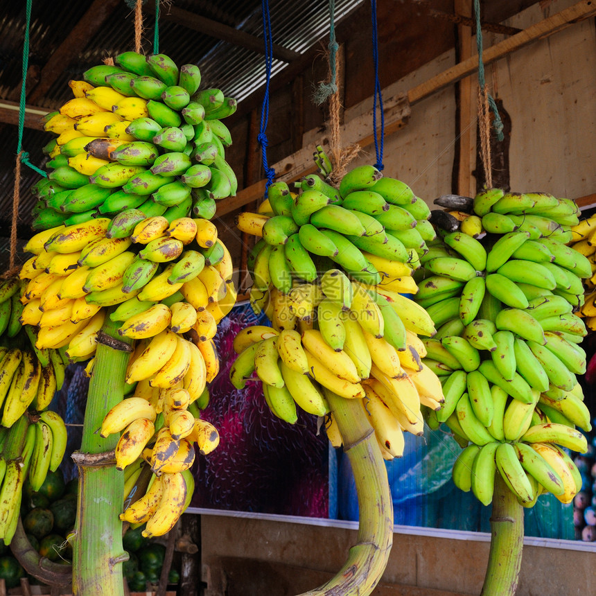 蔬菜店里有黄色和绿香蕉街头买卖srilank图片