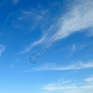 蓝色天空中云层积图片