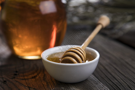 蜜罐加调味和流动蜂蜜图片