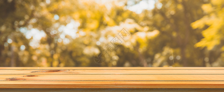H5背模板木板空桌底色模糊在的树林背景上看到褐色的木质桌可以模拟显示您的产品秋季全景横幅背背景