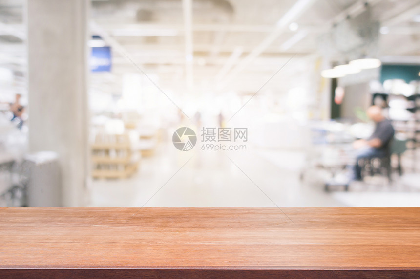 在百货公司背景中模糊的视野褐色木质桌可用于显示或调制您的产品模拟图片