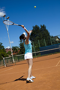 在户外打网球的女孩图片