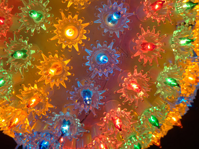 闪亮的球有多色小电灯泡圣诞节光图片