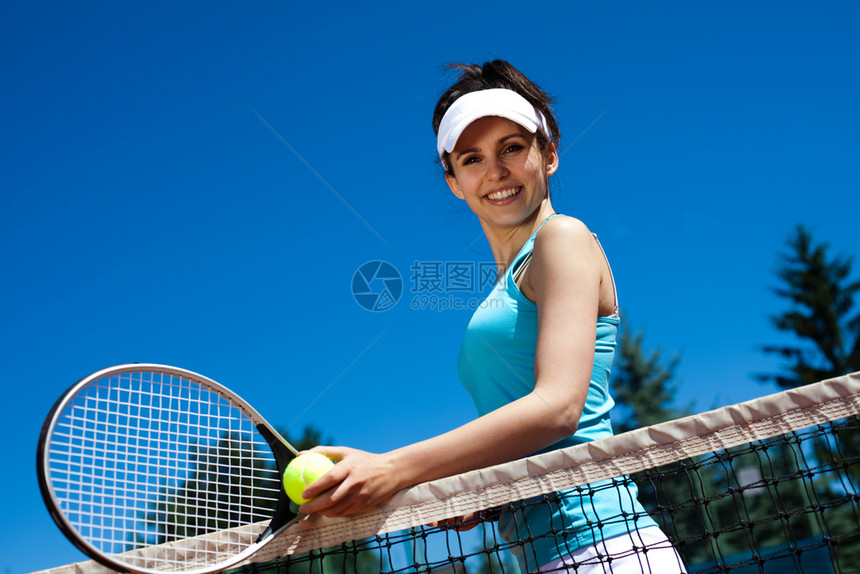 女孩打网球夏季饱和主题图片