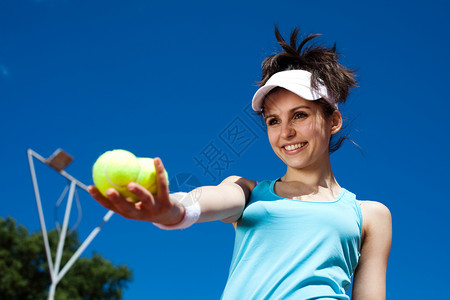 网球场上的青年女运动员图片