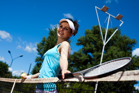 妇女打网球夏季饱和主题图片