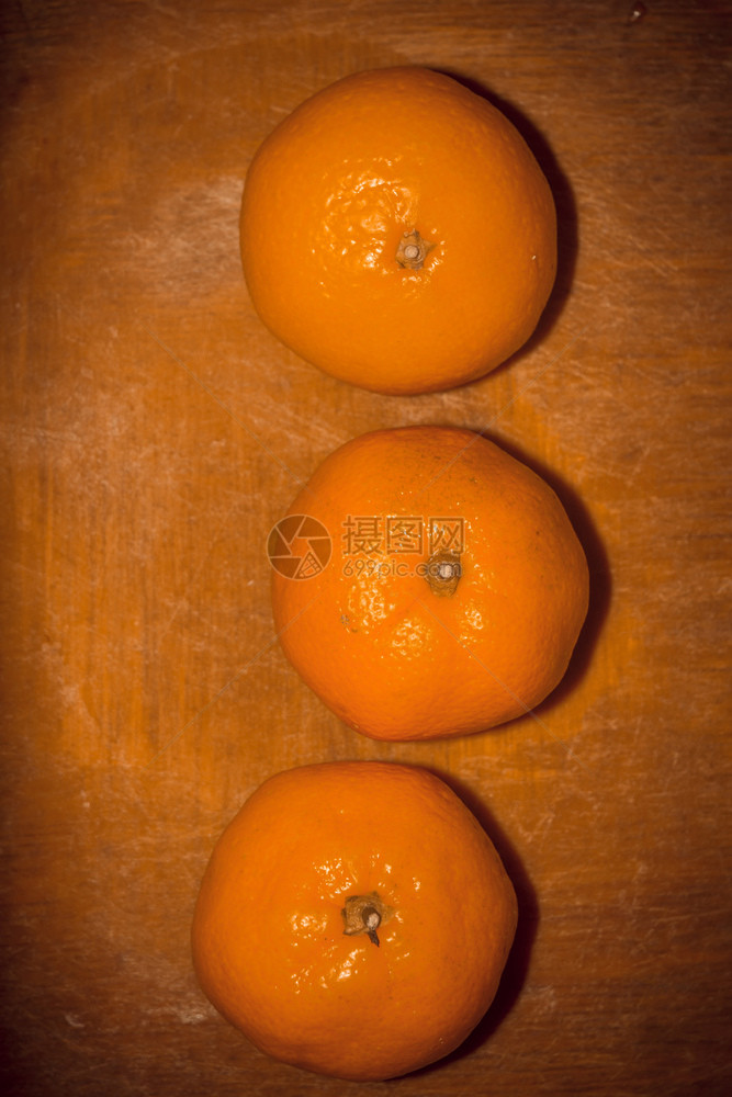 木板上美味的橙子闭合过滤背景图片