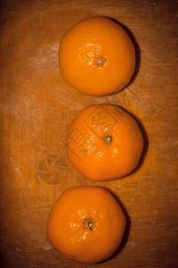 木板上美味的橙子闭合过滤背景图片