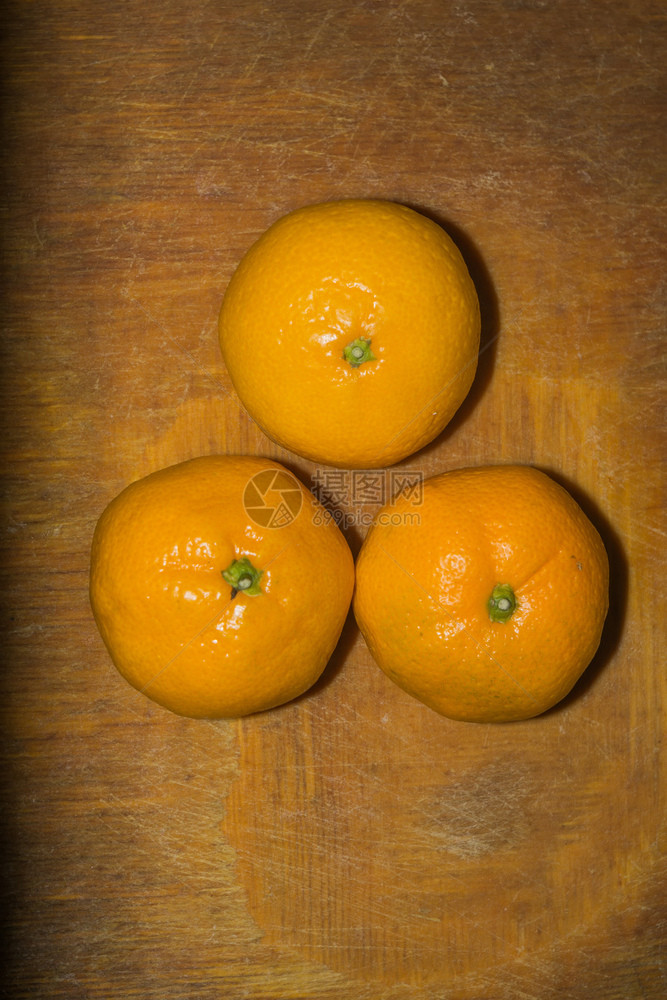 木板上的橙子好吃极了图片