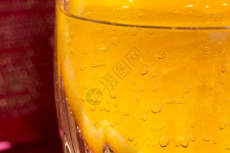 一杯苏打水里的新鲜橙子果片宏观背景图片
