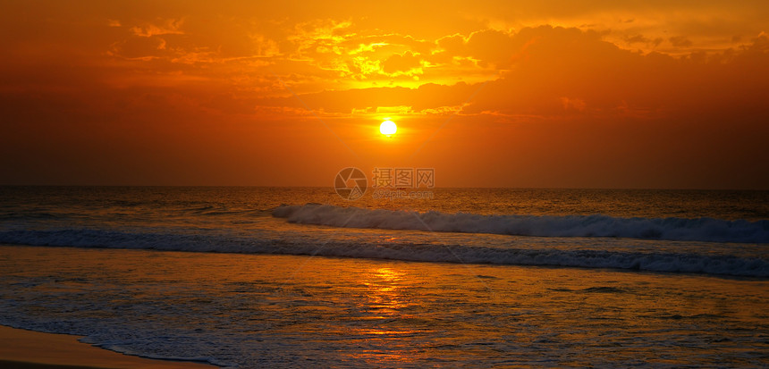 海边的滩和金色太阳升起明亮的美丽背景宽广的照片图片