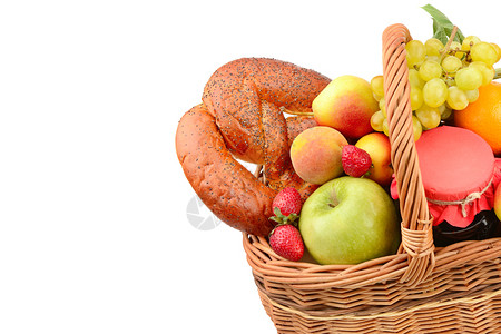 白色背景的有机食物一组水果和糕点在一个编织的篮子里免费文本空间图片