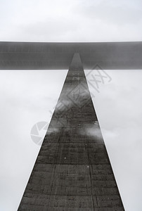 从地下观察穿透雾和云层在斯瓦比什大厅附近德国图片