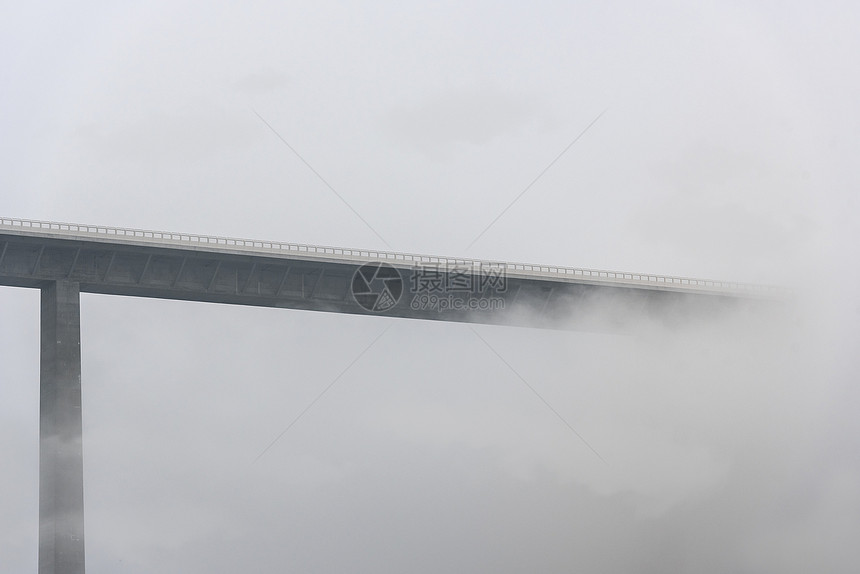 沿着6号高速公路的德国管道开着6号公路湖边的溪水被云雾淹没在斯哈瓦比什大厅附近德国图片