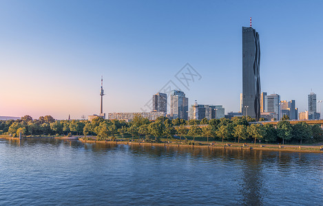 河岸旁边的现代摩天大楼图片