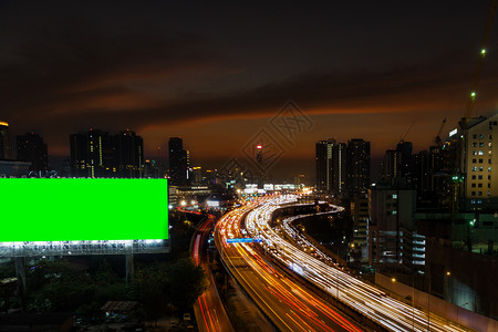夜间建设Bangko市区商业交通大广告牌绿色屏以获取后勤概念的高角度鸟眼观背景图片