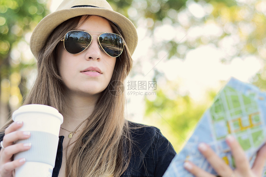美丽的女游客喝着咖啡图片