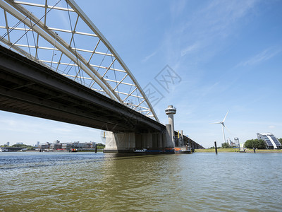 位于荷兰河内上空的湾市腐化地高清图片