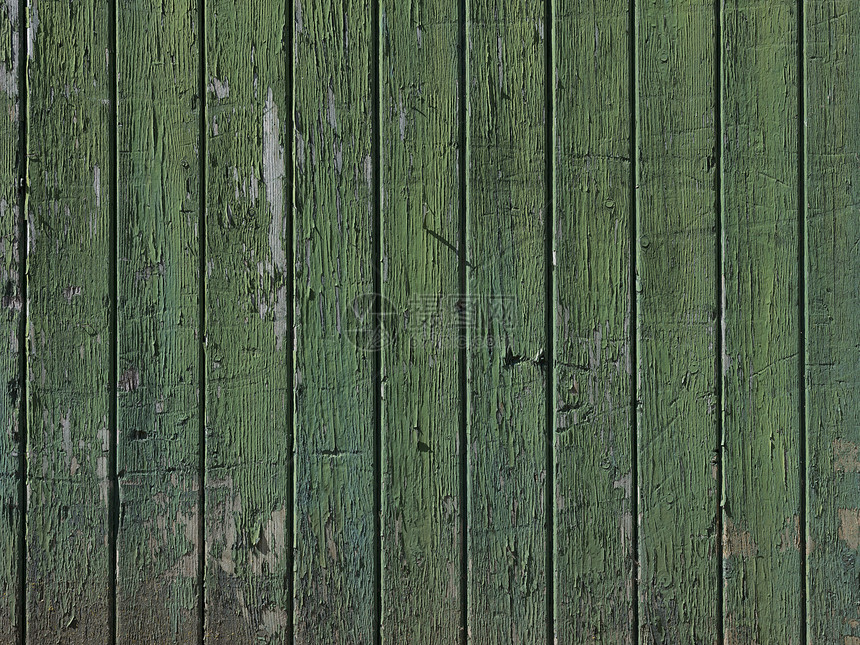 部分旧破的烂绿漆谷仓门与垂直板图片