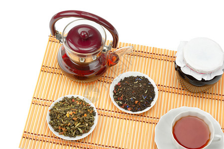 茶壶杯果酱罐子和茶叶白本孤立于图片