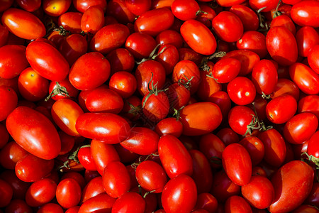 新鲜红葡萄番茄背景作为丰收获的象征图片