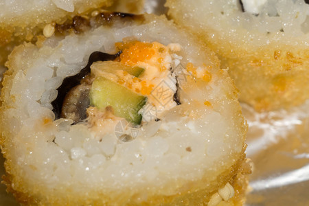 由米饭熏鱼奶油酪制成的寿司卷图片