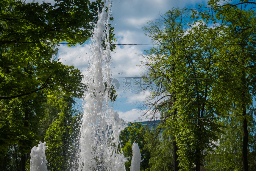 夏天在城市公园喷泉里水图片
