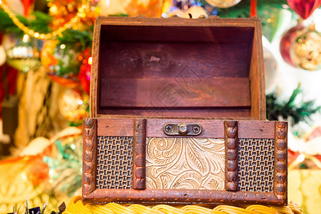 装饰木箱有圣诞饰品图片