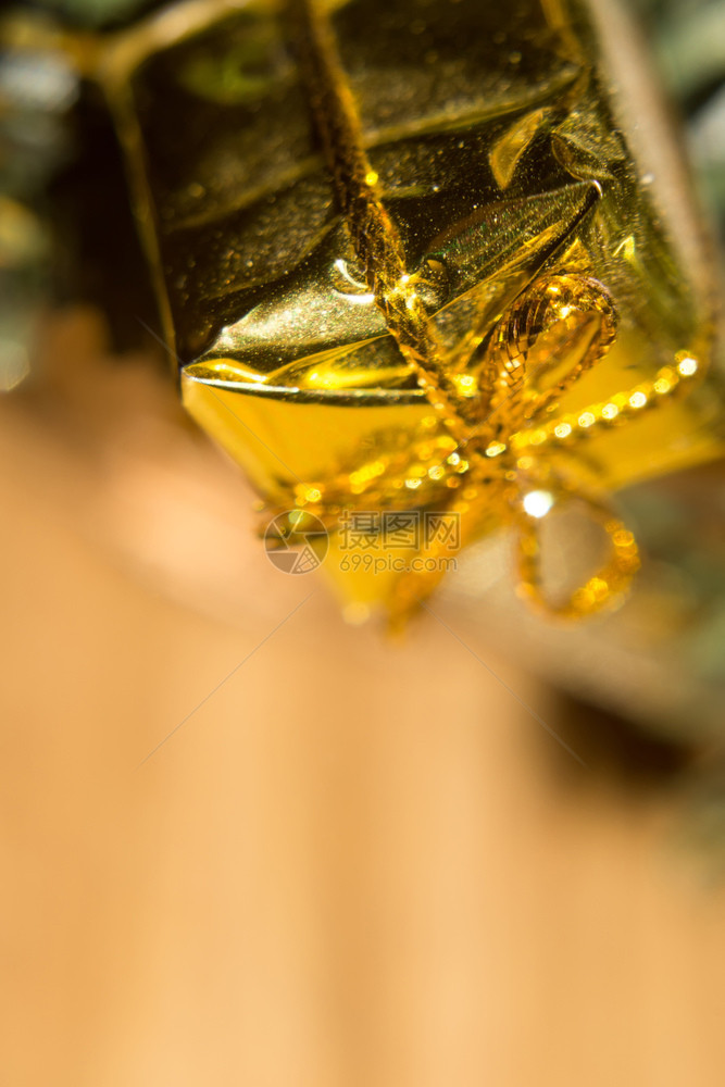 圣诞装饰金礼物盒玩具在树枝上图片
