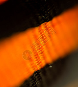 黑色橙带条stgeor带抽象模糊背景的宏观照片图片