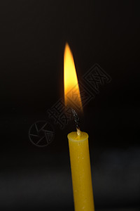 黄蜡烛在抽象的黑暗背景上背景图片