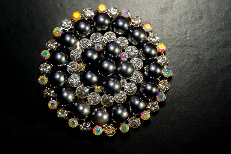 用黑珍珠和葡萄石装饰时尚圆环胸针背景图片