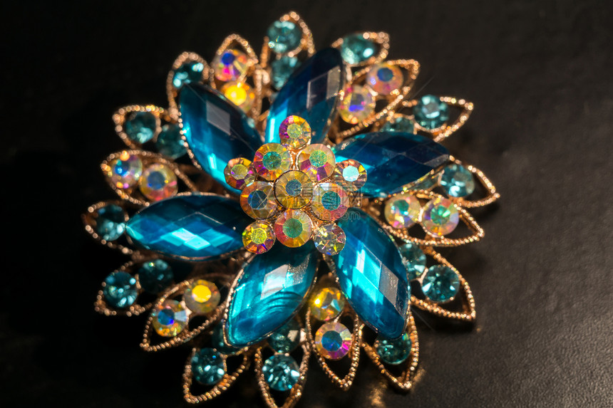 装饰型时花朵配有蓝宝石的胸针图片