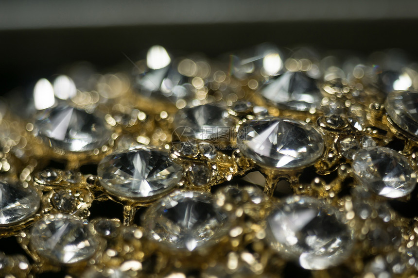 钻石大小不同金首饰大小不同背景集中带有bokeh图片