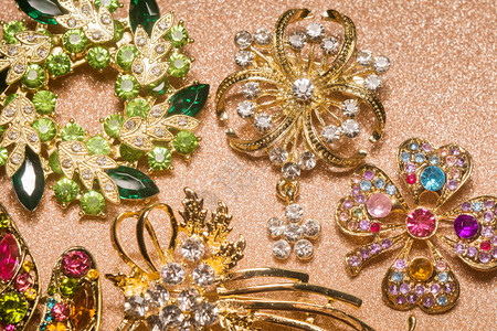 收藏了不同的金质支节装饰着葡萄石时尚珠宝高清图片