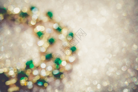翡翠照片优雅的女首饰金手镯珍贵的绿宝石背景