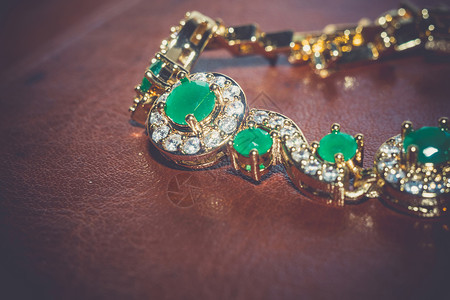 优雅的女首饰金手镯珍贵的绿宝石图片
