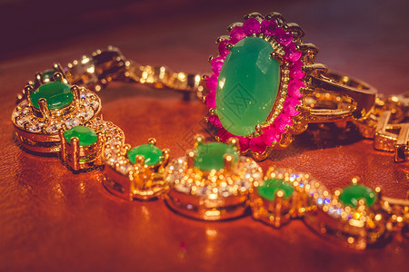 优雅的女首饰金手镯珍贵的绿宝石图片