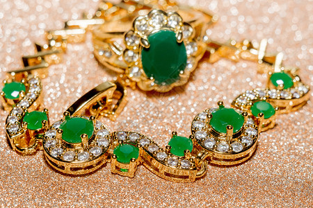 绿宝石金色戒指优雅的女首饰金戒指配有珍贵的绿宝石背景