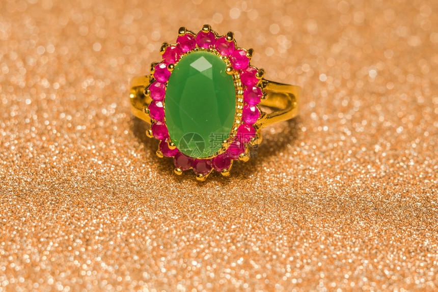 优雅的女首饰金戒指配有珍贵的绿宝石图片