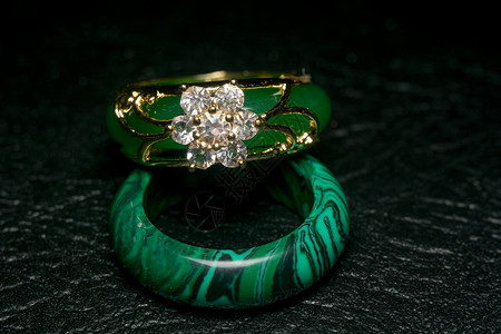 绿玉环装饰钻石和金币背景图片